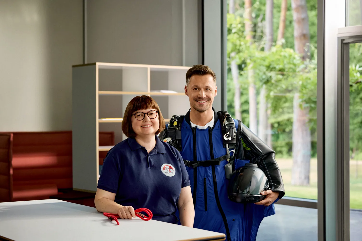 Gruppenfoto von Sonja Lochmann mit einem Tierschutzvereins-Shirt und Mario Aschhoff mit einem Wing Suit