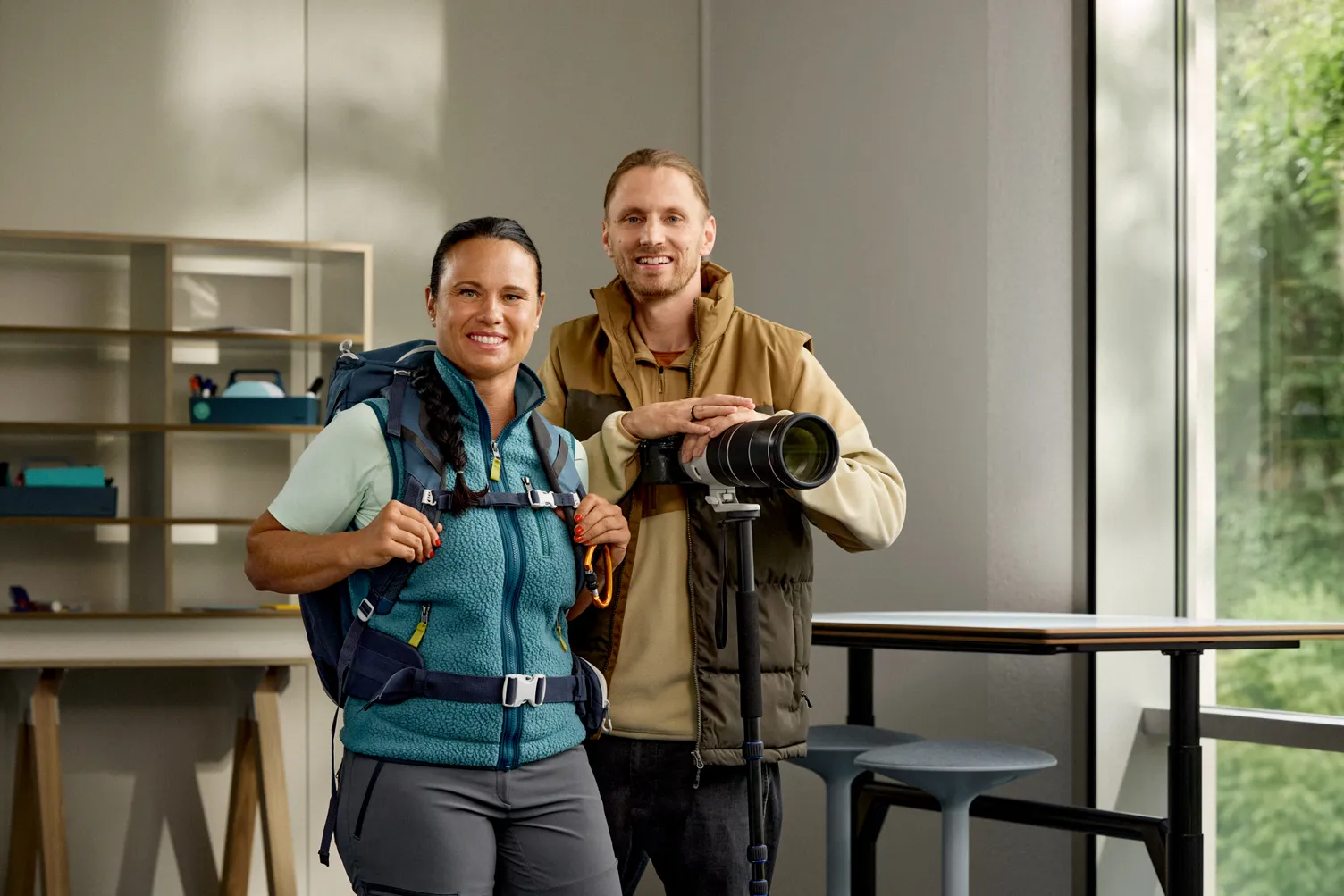 Gruppenfoto von Katja Flohr mit Wander-Outfit und Christian Sicken mir Kamera auf Stativ