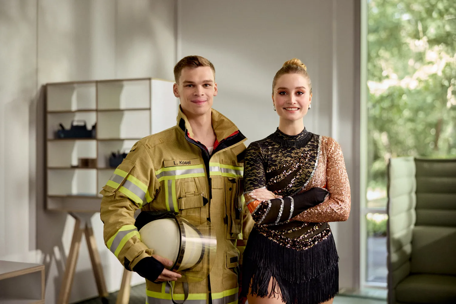 Gruppenfoto von Lukas Kosel in Feuerwehr-Ausrüstung und Annika Glas in Tanz-Kostüm